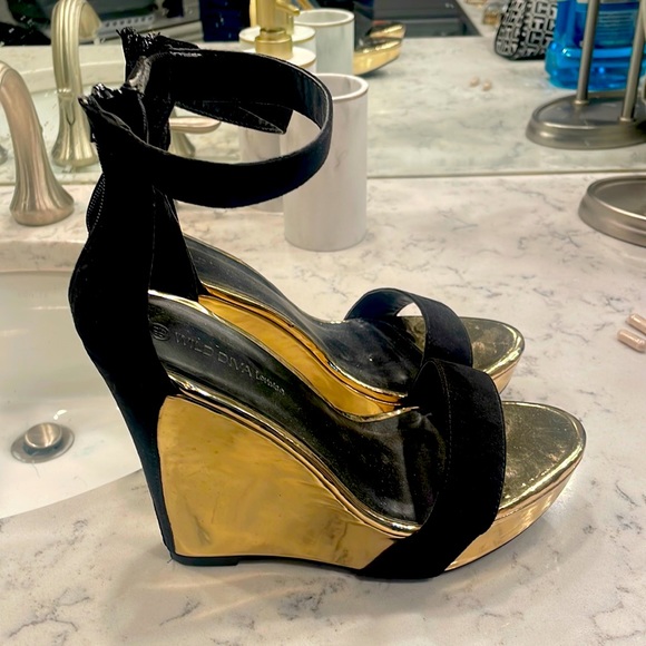 Wild Diva Shoes - Sexy gold and black wedges size 81/2